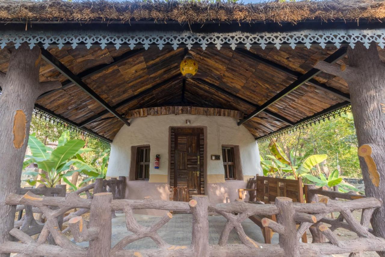 ホテル Sterling Padam Pench Khawāsa エクステリア 写真